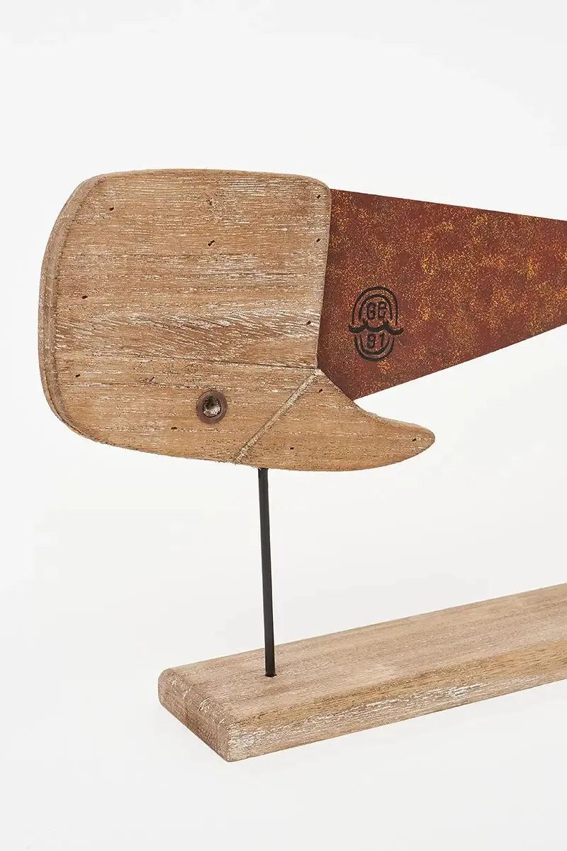 Ballena de madera y metal