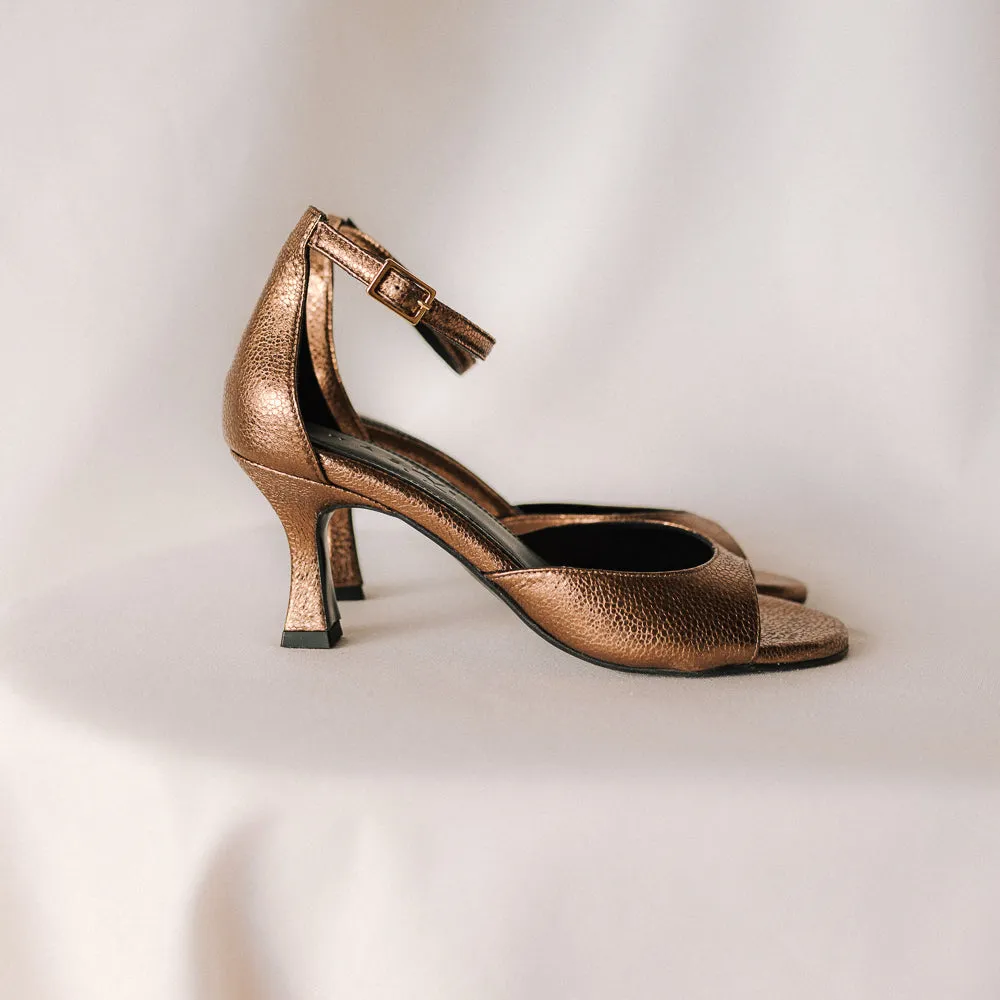 SANDALIA ROSARIO PIEL GRABADA BRONCE TACÓN 6CM
